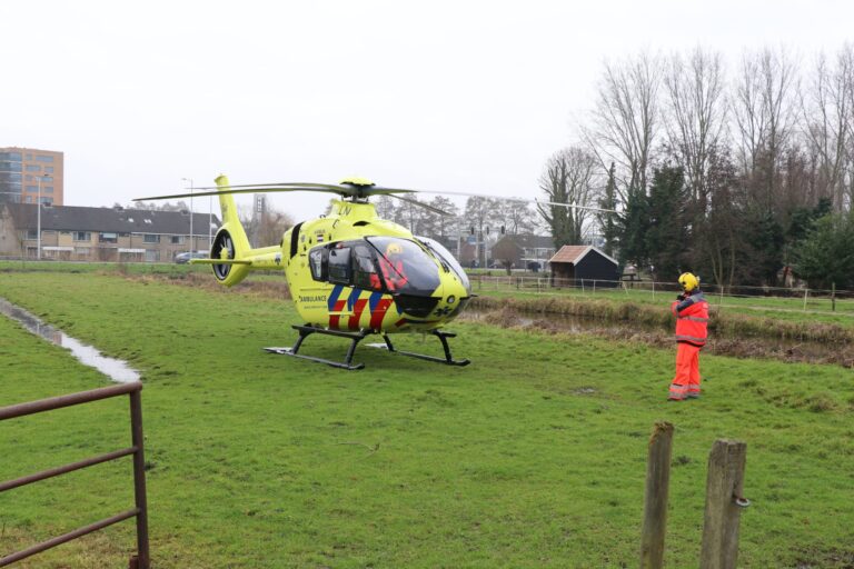 Traumahelikopter geland voor medische noodsituatie Kanaalweg Capelle aan den IJssel