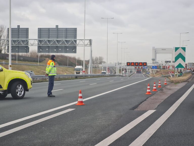 Snelweg A15 bij Botlektunnel richting havengebied weer open na aanrijding