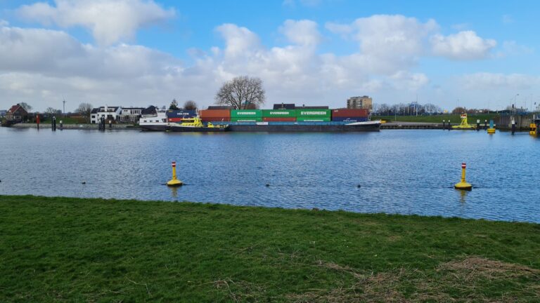 Binnenvaartschip ramt Algerabrug Capelle aan den IJssel