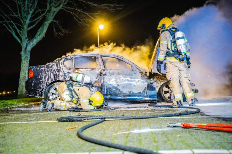 BMW uitgebrand op parkeerplaats XerxesDZB Igor Stravinskysingel Rotterdam