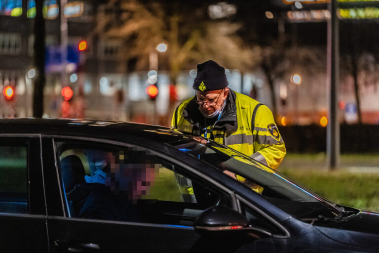 Vijf aanhoudingen en 20 bekeuringen bij verkeerscontrole Rotterdam Oost