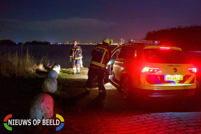 Geliefden belanden met auto in Zevenhuizerplas