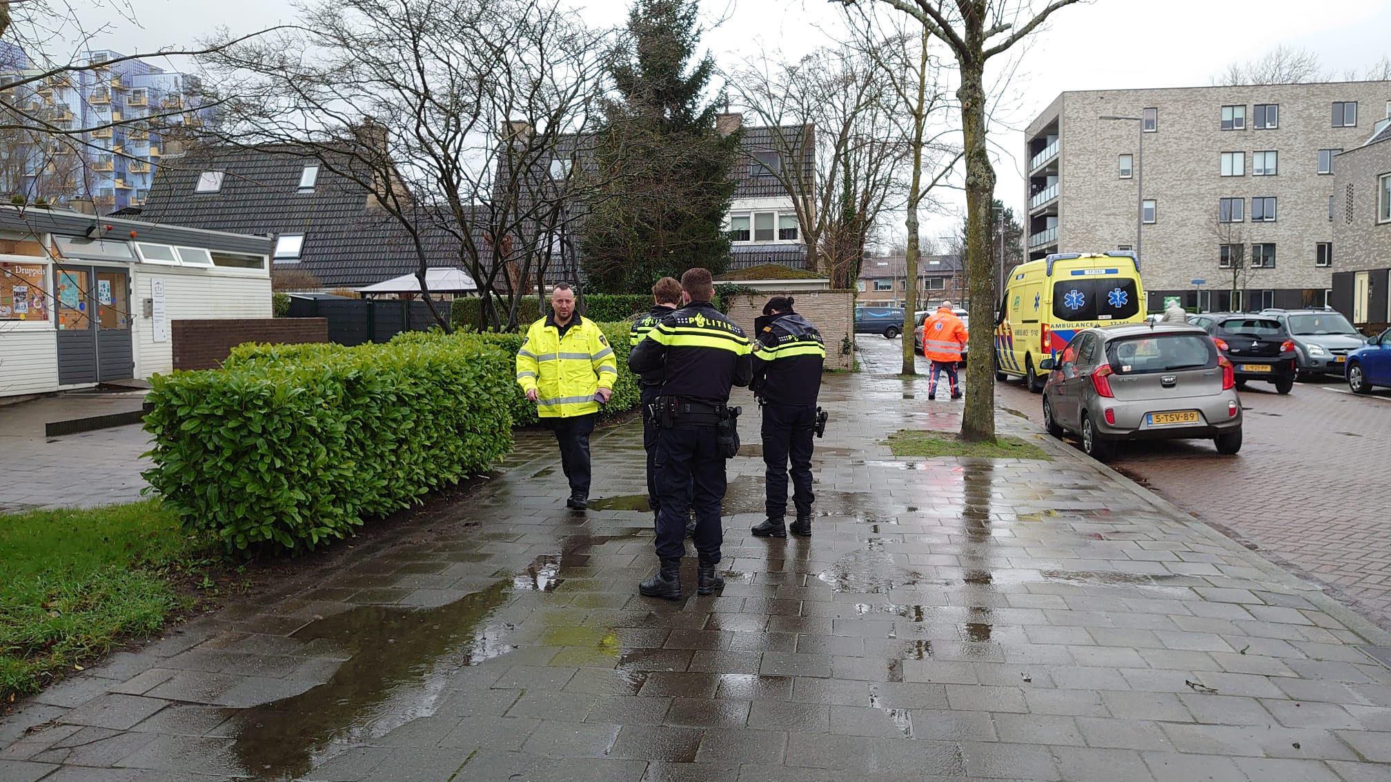 Persoon zwaargewond na val van dak Gebbeweg Hoogvliet - Nieuws op Beeld ...