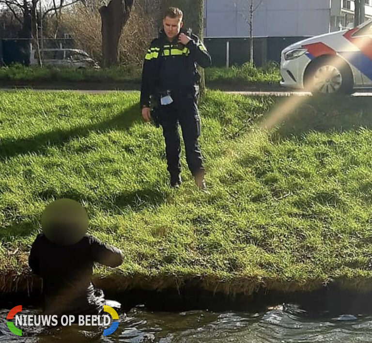 Gezochte man springt sloot in bij komst van politie Akkerwinde Capelle aan den IJsse