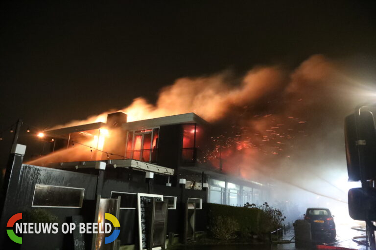 Zeer grote brand in appartementencomplex in Kaag