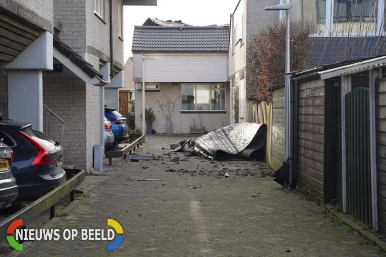 Dak waait van woningen Sofie Blank Erf en Bijendans Capelle aan den IJssel