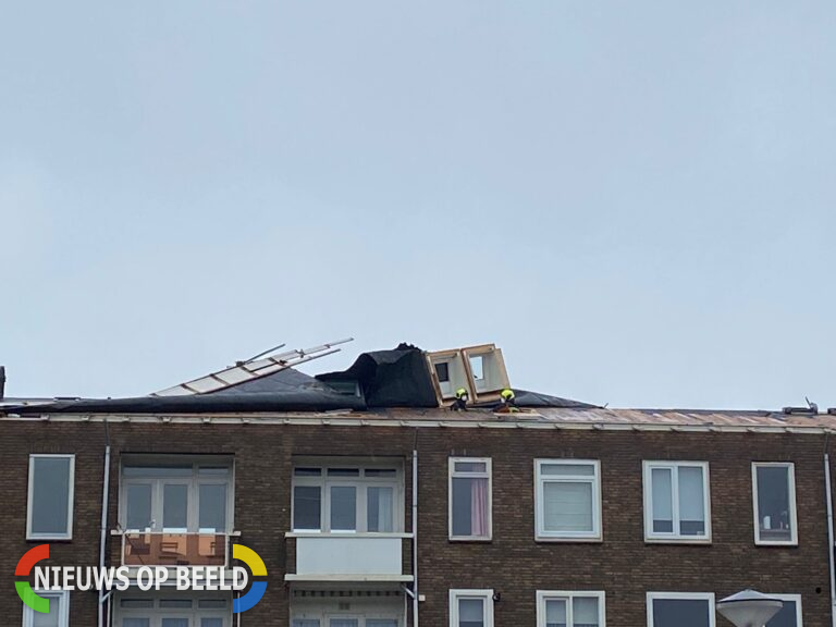 Dak waait van flat Rijnmond Katwijk