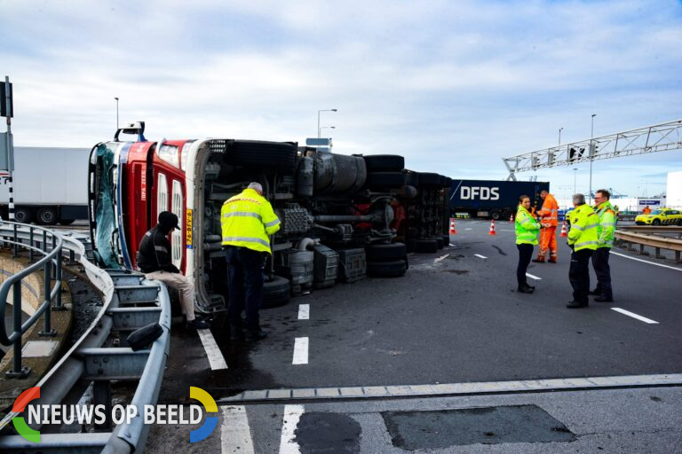 Gekantelde vrachtwagen blokkeert Reewegviaduct Rotterdam