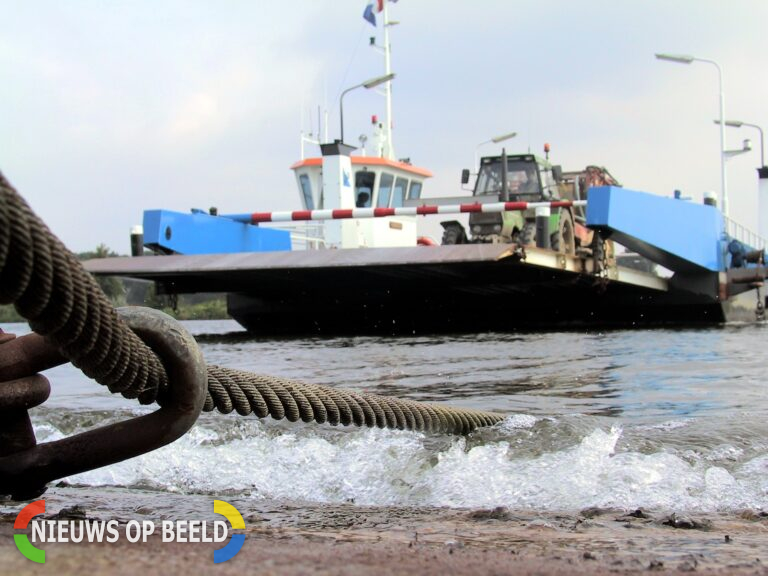 Schippers veerdienst redden inzittenden uit te water geraakte auto Nieuw-Beijerland