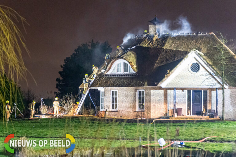 Woning verwoest na grote brand in Rietenkap Molenweg in Zevenhuizen (video)