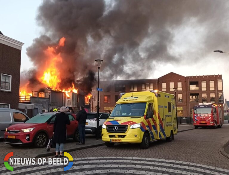 Woning verwoest door zeer grote brand Voorstraat Klaaswaal