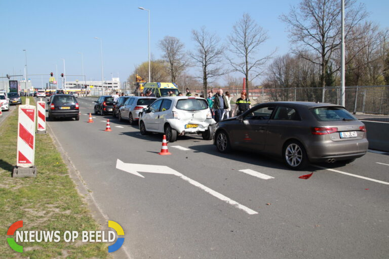 Zes voertuigen botsen op elkaar Coen Moulijnweg Rotterdam