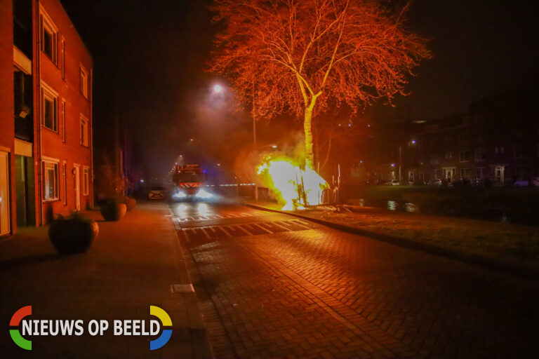 Aanhangwagen verwoest door brand Lange Hilleweg Rotterdam