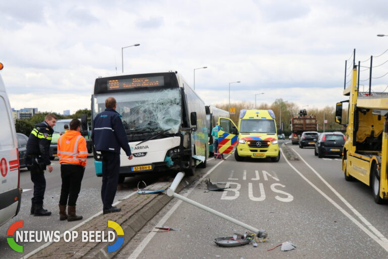 Stadsbus ramt lichtmast Algeraweg Capelle aan den IJssel