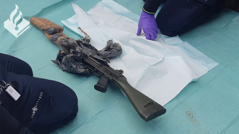 Politie vindt wapenarsenaal in schuur Alphen aan den Rijn