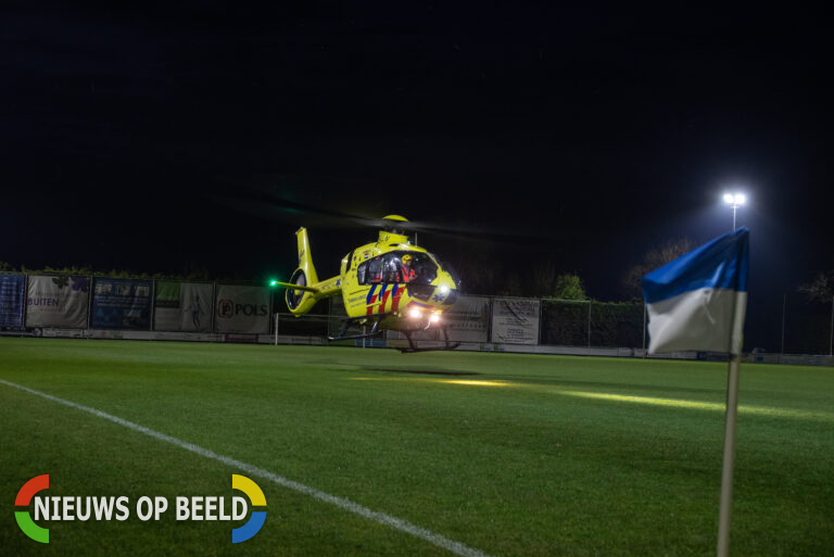 Traumahelikopter landt op voetbalveld voor medische noodsituatie Kerkweg Zuidland
