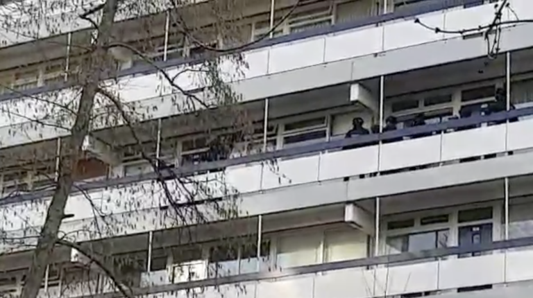 Arrestatieteam haalt man uit woning na vuurwapenmelding André Gideplaats Rotterdam (video)