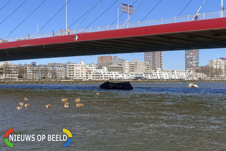 Schip verliest containers na aanvaring met Willemsbrug Rotterdam (video)