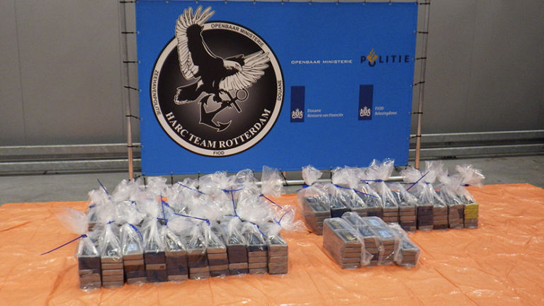 Honderden kilo’s cocaïne tussen bananen in Rotterdamse haven