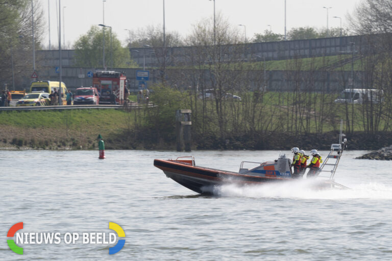 Hulpverleners op zoek naar drenkeling Oostdijk Rotterdam