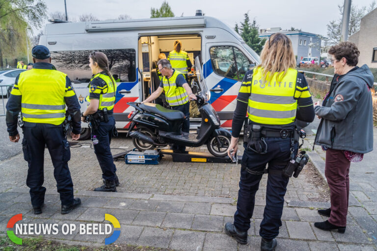 Grote verkeerscontrole op Capelseweg in Capelle aan den IJssel