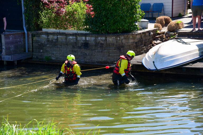Brandweer doorzoekt sloot na gevonden kinderfiets Amberhof Rhoon