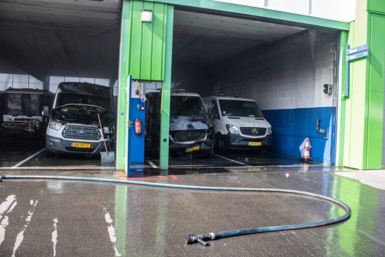 Meerdere bestelbusjes in brand in loods Roteb in Rotterdam