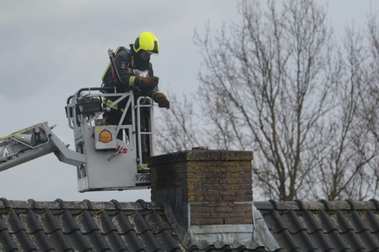 Brandweer blust schoorsteenbrand Middelblok Gouderak