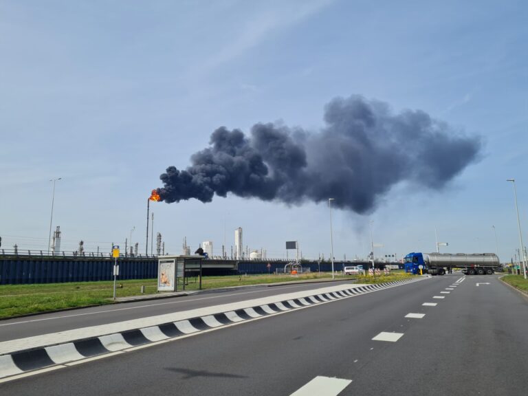 Grote rookwolk boven Botlek door fakkelen bij Lyondell Rotterdam