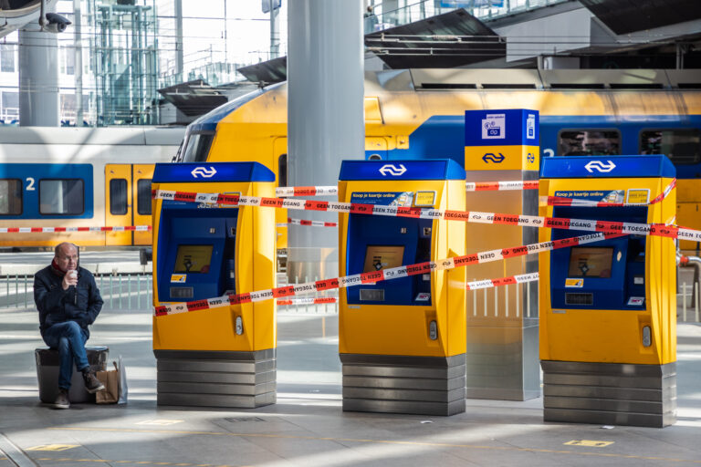 Treinstoring bij NS duurt langer; tot zeker acht uur vanavond geen treinen