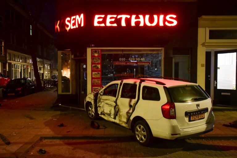 Inzittenden pick-up gevlucht na aanrichten van ravage Boergoensestraat Rotterdam