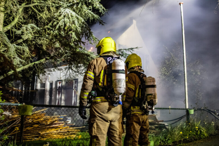 Grote uitslaande brand verwoest vrijstaande woning Korteweegje Dirksland