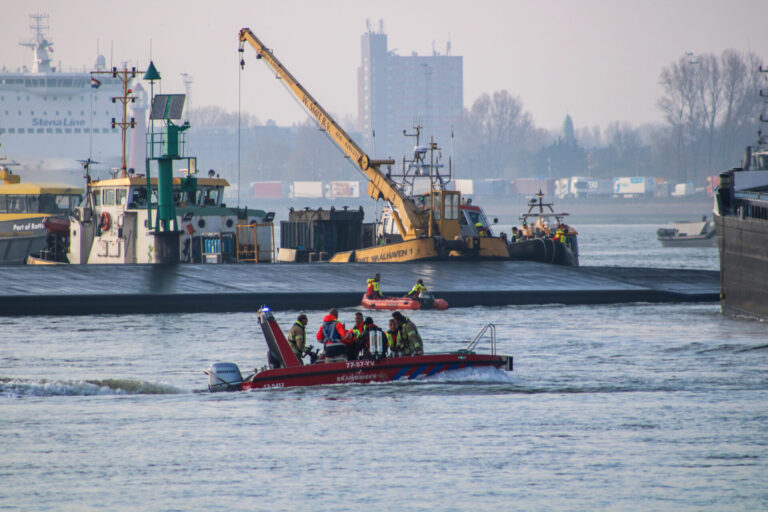 Onderzoek naar vermiste stuurman gekapseisd schip gaat verder; getuigen en camerabeelden gezocht