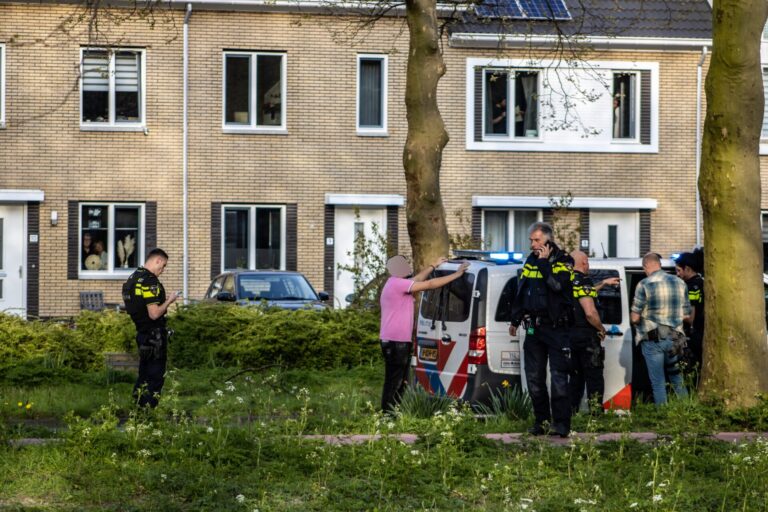 Drie mannen middels BTGV staande gehouden na melding vuurwapen Lepelaarsingel Vlaardingen