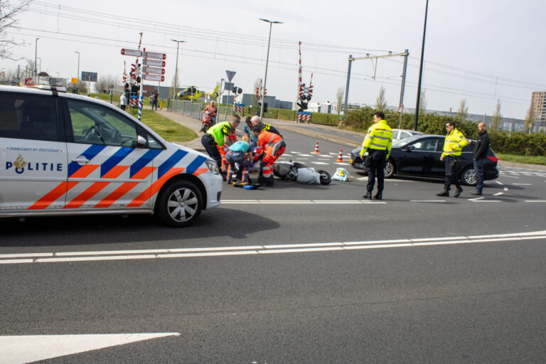 Gewonde na ongeval met scooter Industrieweg Maassluis