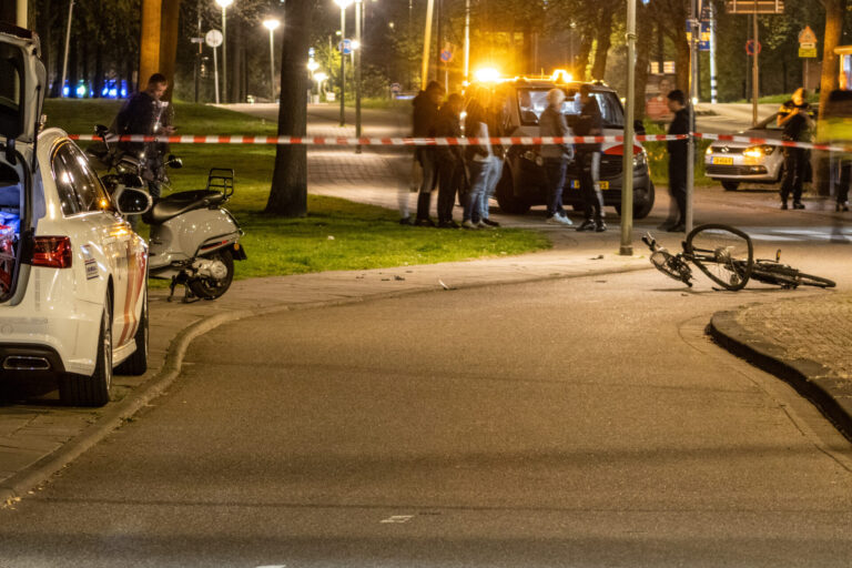 Fietser zwaargewond na aanrijding met scooter Wagenstraat Maassluis