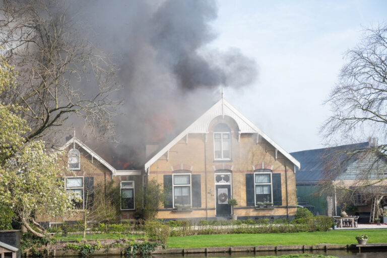 Zeer grote brand door rietenkap Lageweg Ouderkerk aan den IJssel (video)