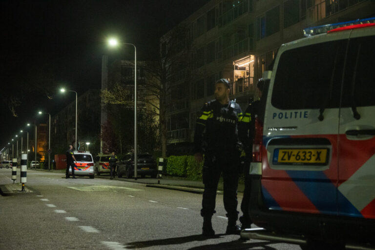 Politie rukt massaal uit na vermeende schietpartij Grote Beerstraat Spijkenisse (video)