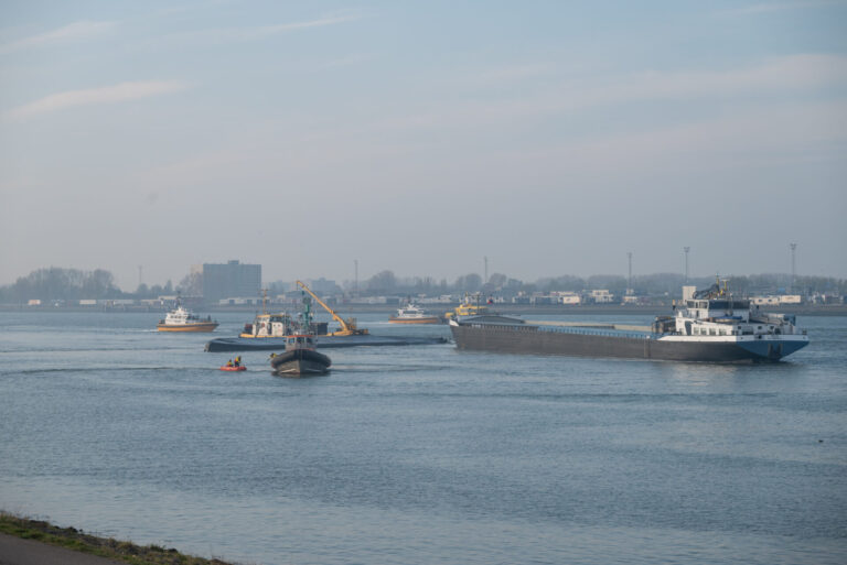 Binnenvaartschip gekapseisd op Nieuwe Waterweg Rotterdam (video)
