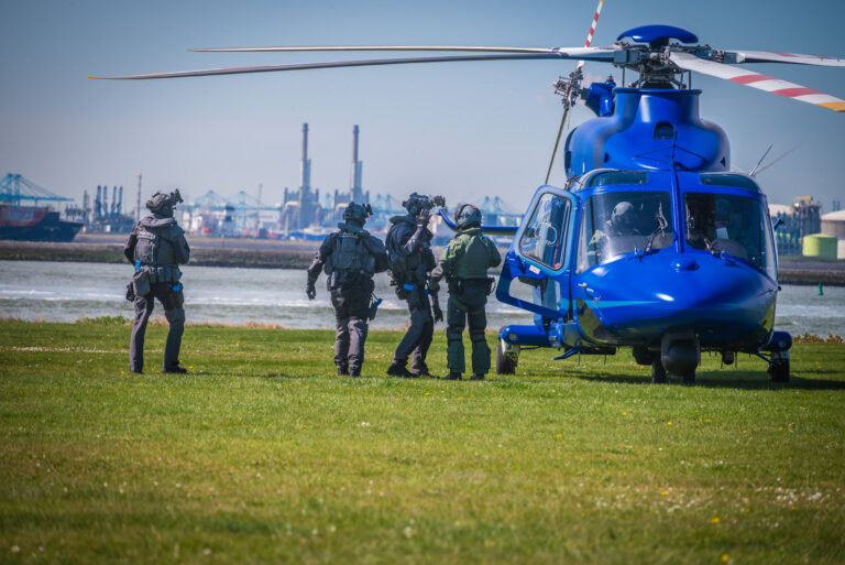 Defensie en politie oefenen hele week in het Rotterdamse Havengebied