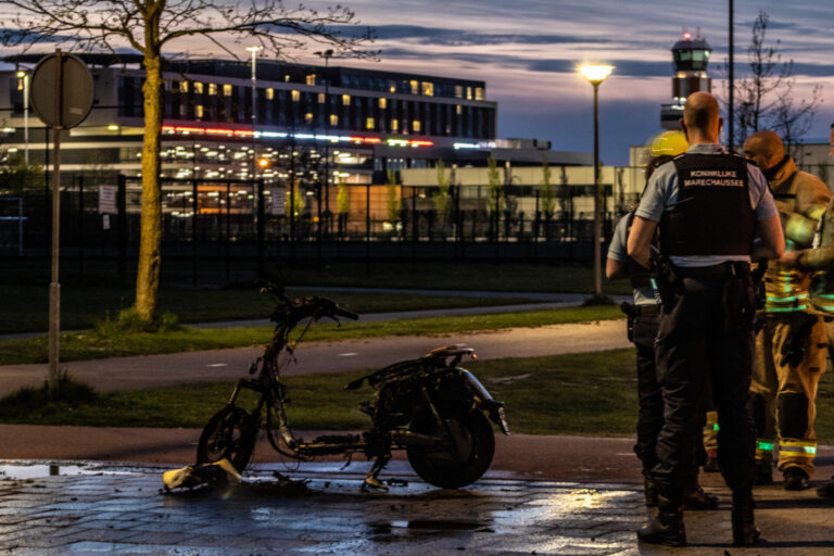 Scooter in brand gestoken van der Duijn van Maasdamweg Rotterdam