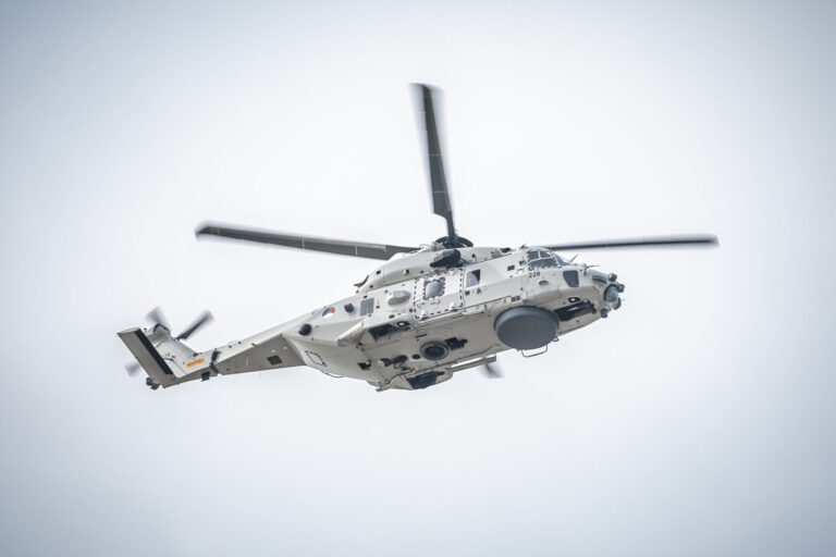Defensie Helikopter Commando oefent boven de Krimpenerwaard