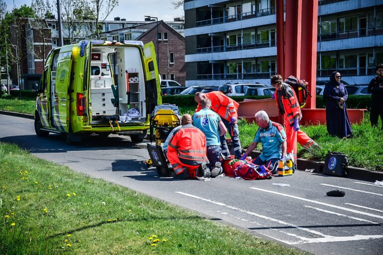 Fietser gewond na aanrijding met auto Oldegaarde Rotterdam