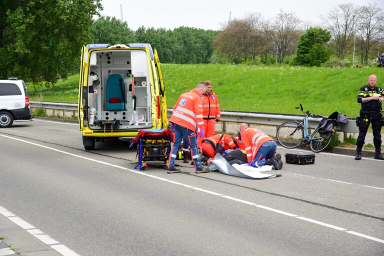Vrouw ernstig gewond na aanrijding met auto Oud Pernisseweg Pernis