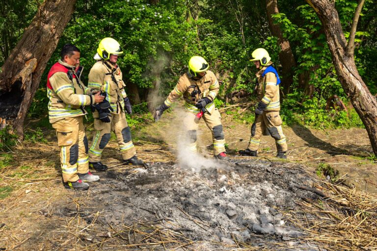 Brandweer blust kampvuur Albrandwaardsedijk Poortugaal