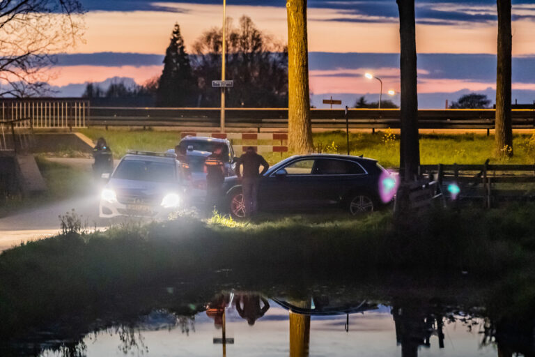 Politiehelikopter zoekt boven Moordrecht naar verdachten straatroof Nieuwerkerk aan den IJssel