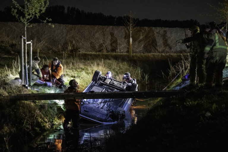 Automobiliste belandt ondersteboven met auto te water in Zoetermeer