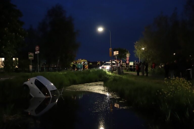 Automobilist rijdt motorrijder ondersteboven en belandt in sloot na achtervolging Bloemendaalseweg Waddinxveen