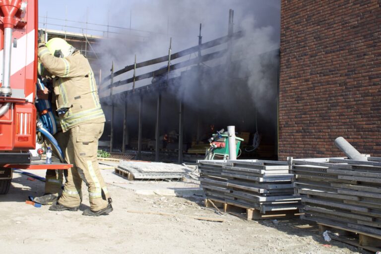 Zeer grote brand in nieuwbouwwoningen Amnesty Internationallaan Hellevoetsluis (video)