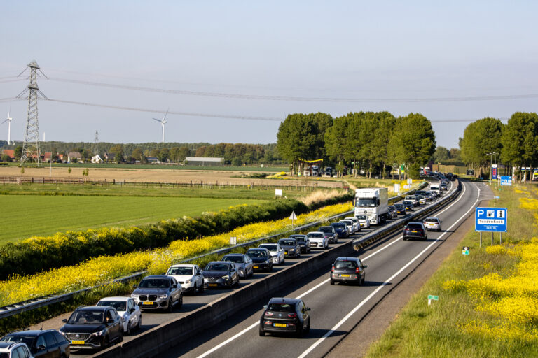 Flinke file na kopstaart aanrijding N57 Hellevoetsluis
